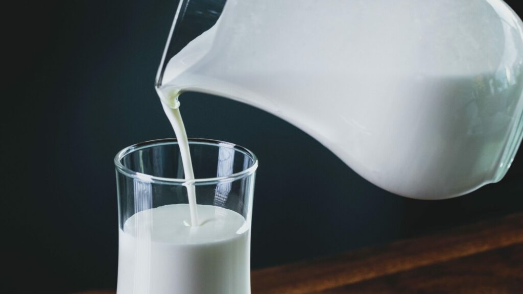 Mjölk häller i glas
